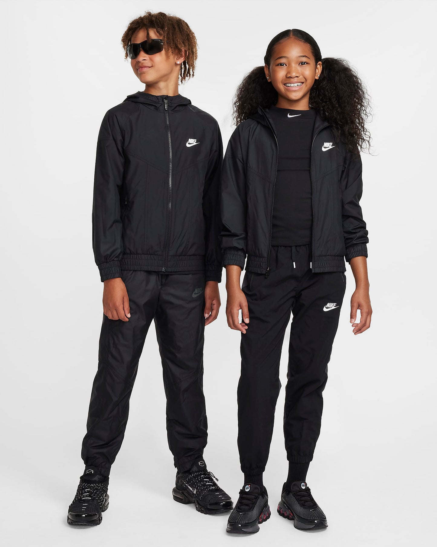 CHAQUETA CON CAPUCHA NIKE KIDS WINDRUNNER FZ5516