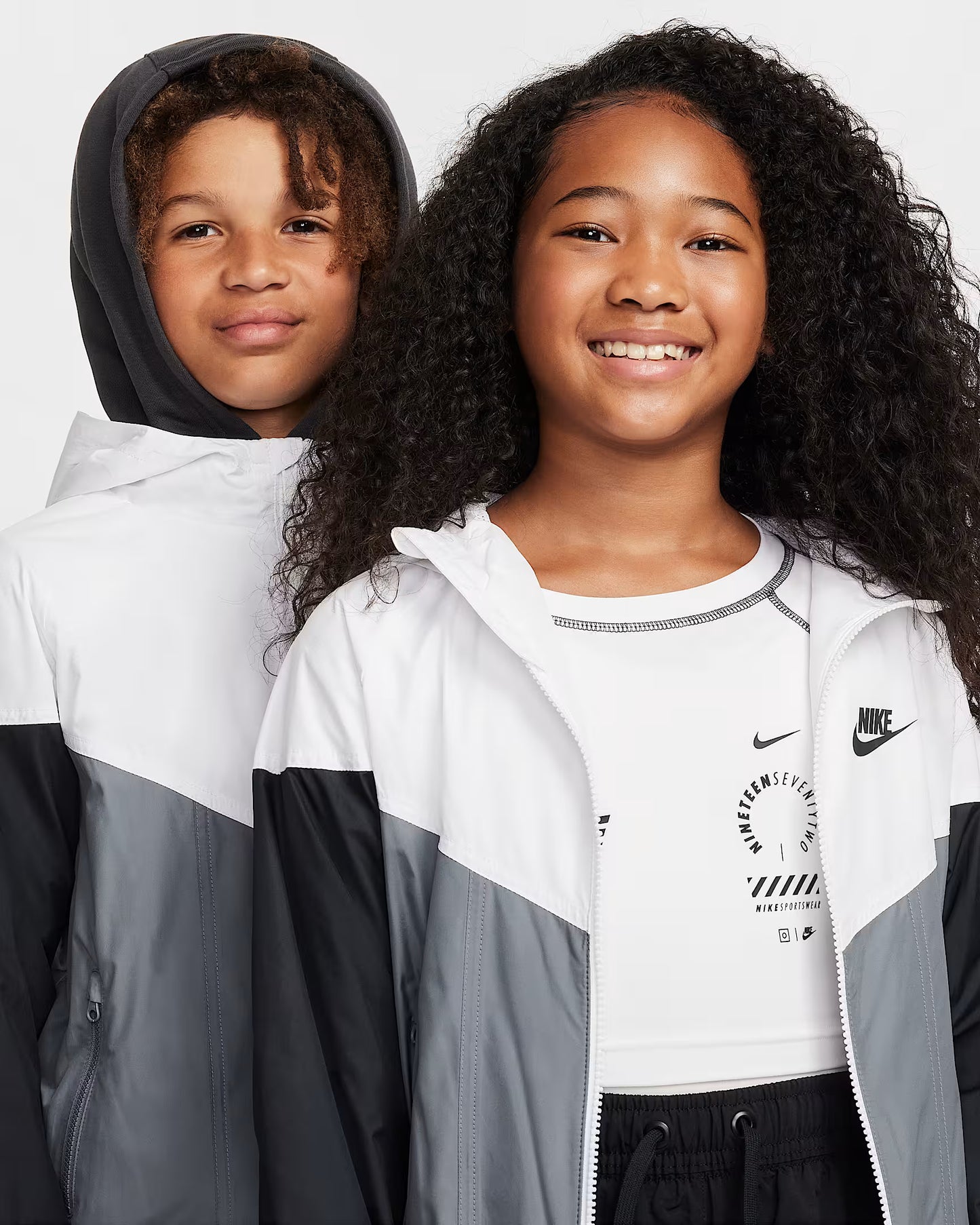 CHAQUETA CON CAPUCHA NIÑOS NIKE FZ5516