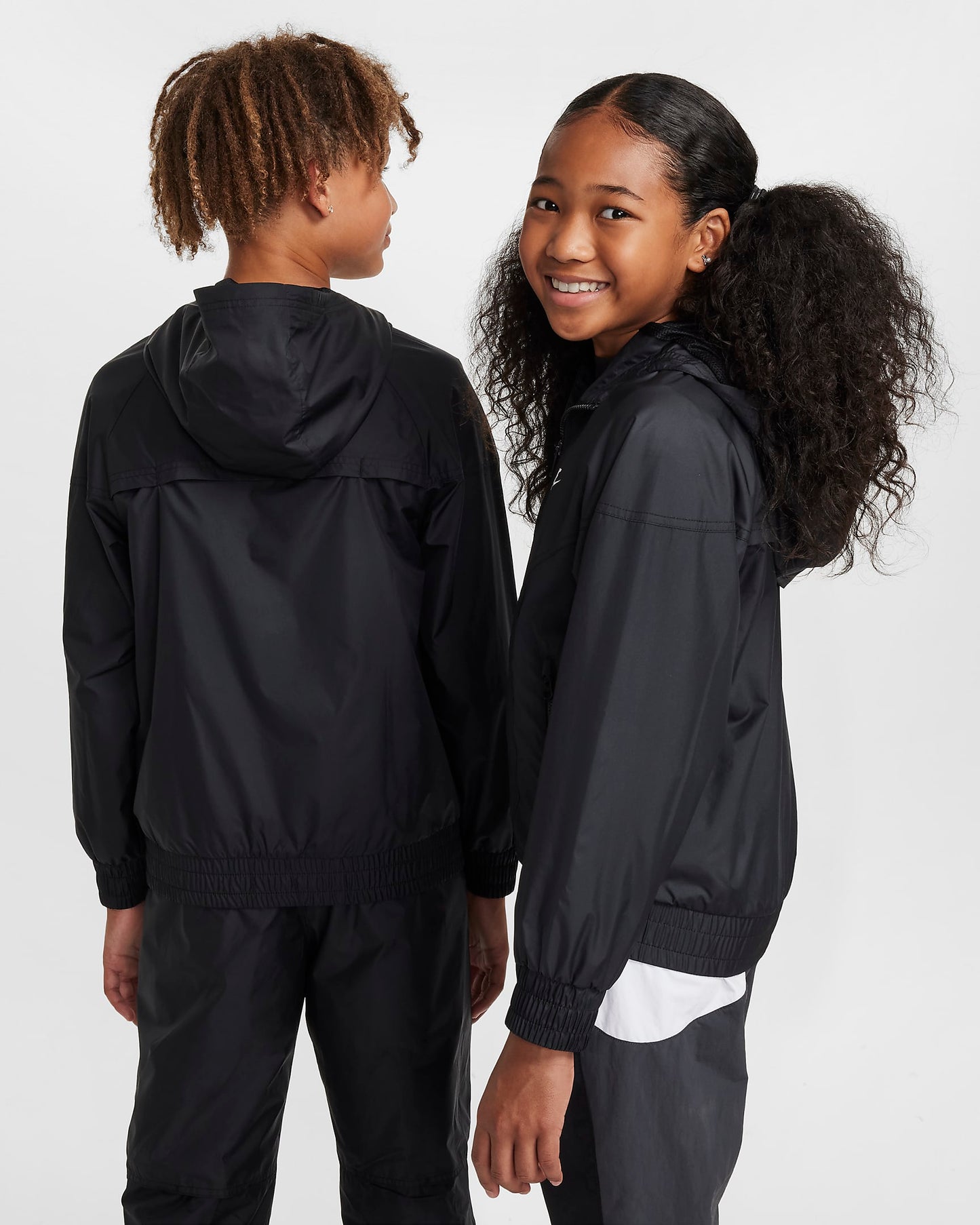 CHAQUETA CON CAPUCHA NIKE KIDS WINDRUNNER FZ5516