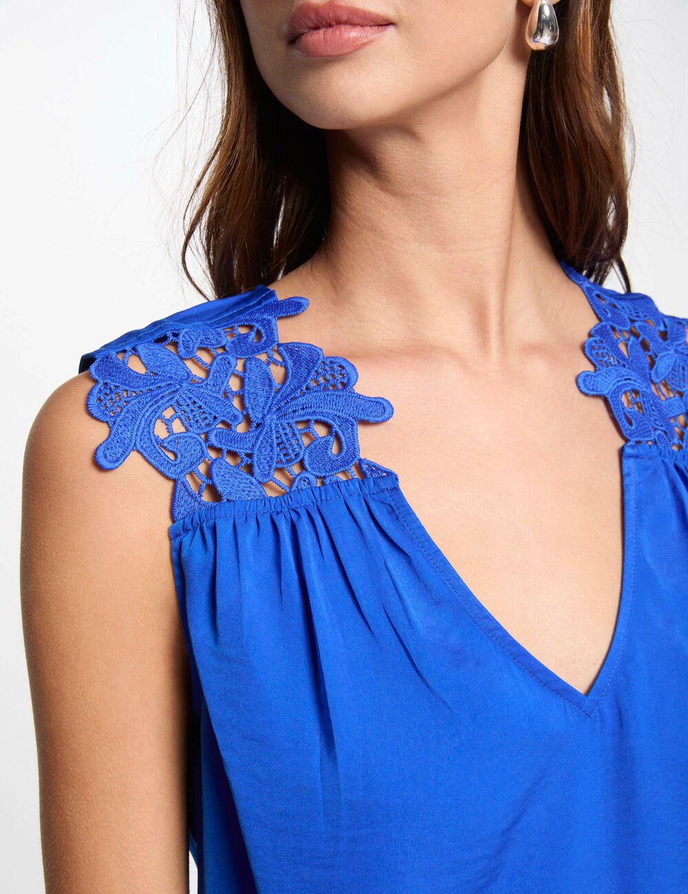 TOP ENCAJE SIN MANGAS MORGAN 251-OJOIE