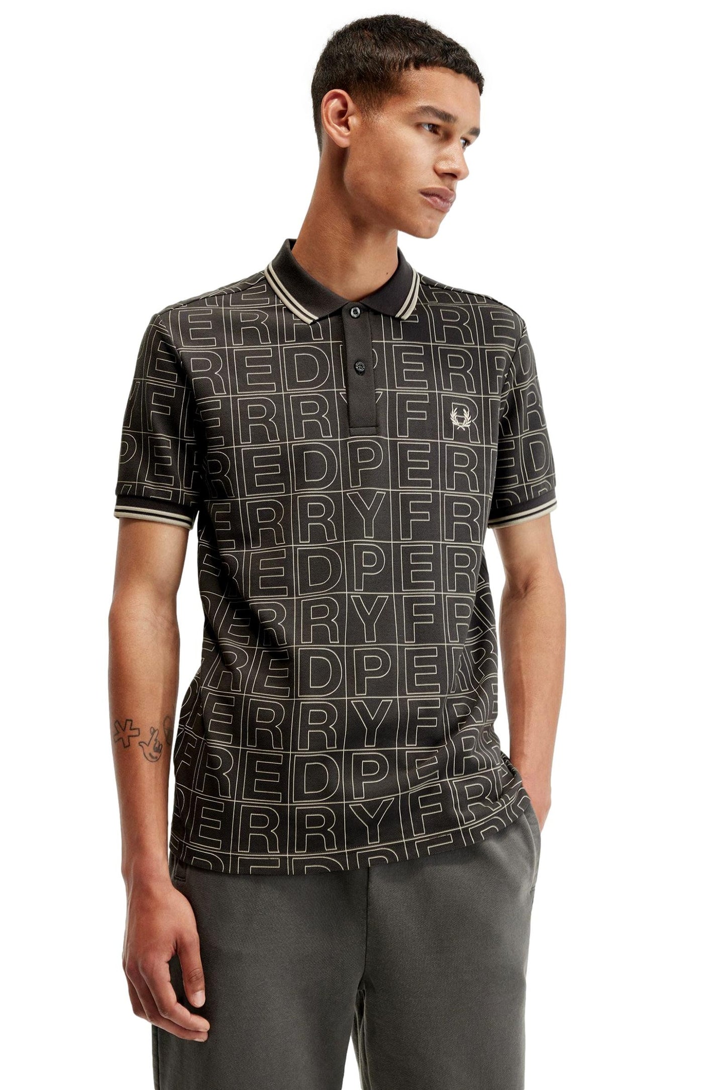 POLO HOMBRE GRAFICO SPELLOUT FRED PERRY M7757