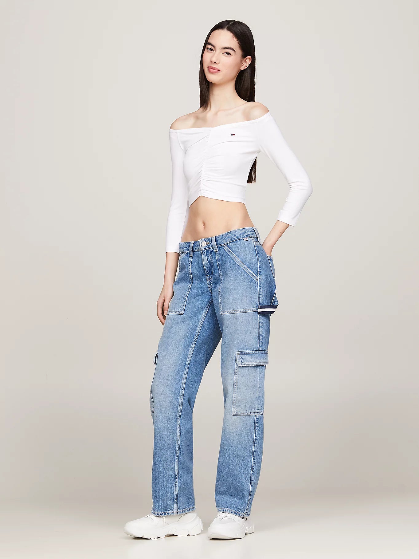 CAMISETA CROPPED ESSENTIAL DE HOMBROS CAÍDOS TOMMY JEANS DW0DW17892