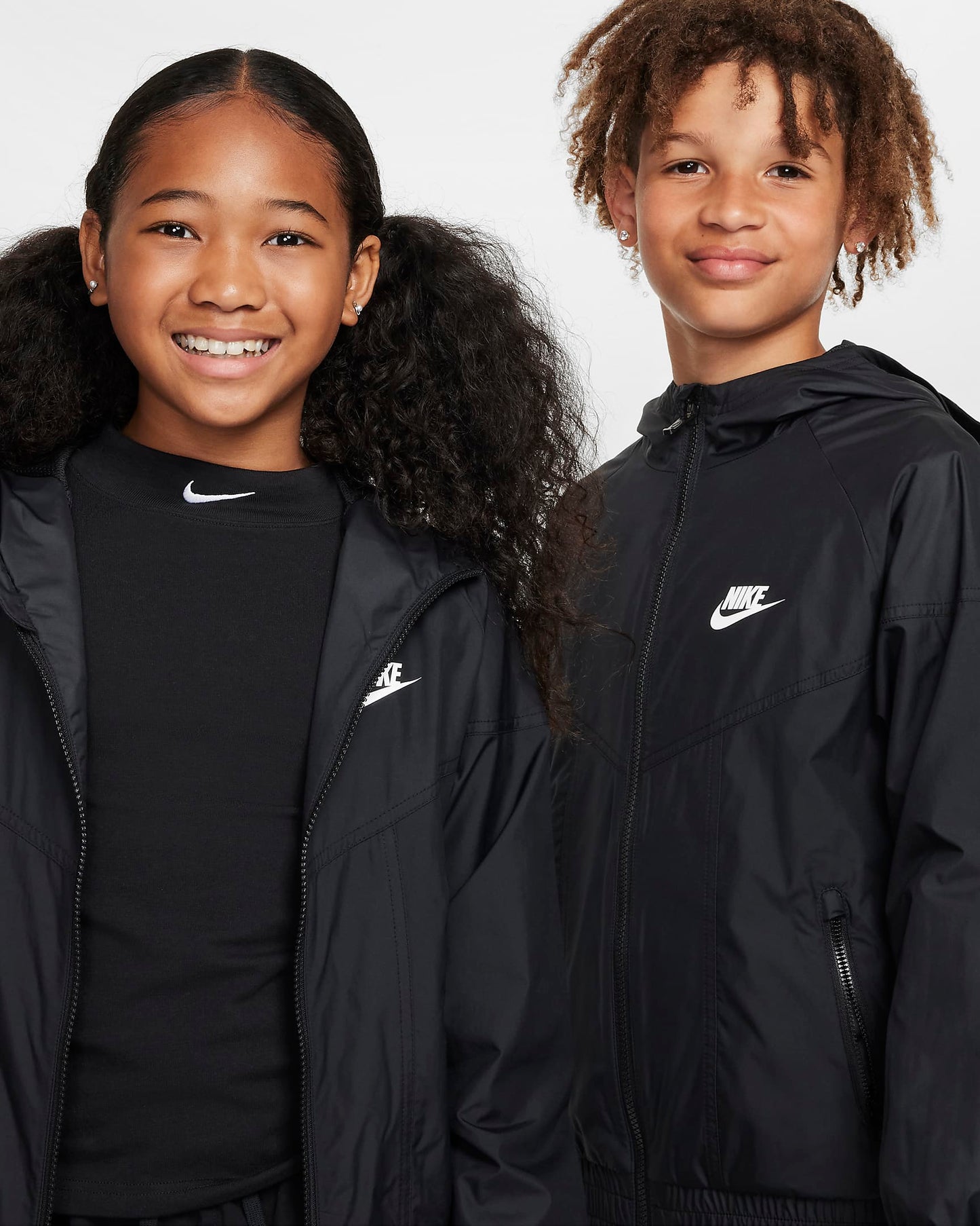 CHAQUETA CON CAPUCHA NIKE KIDS WINDRUNNER FZ5516