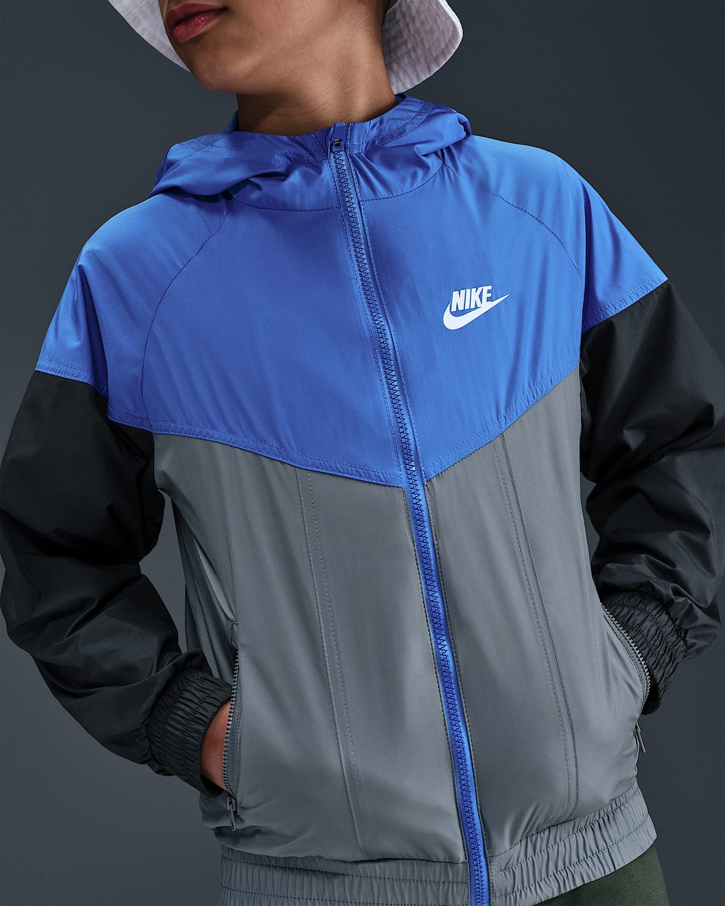 CHAQUETA CON CAPUCHA NIKE KIDS WINDRUNNER FZ5516