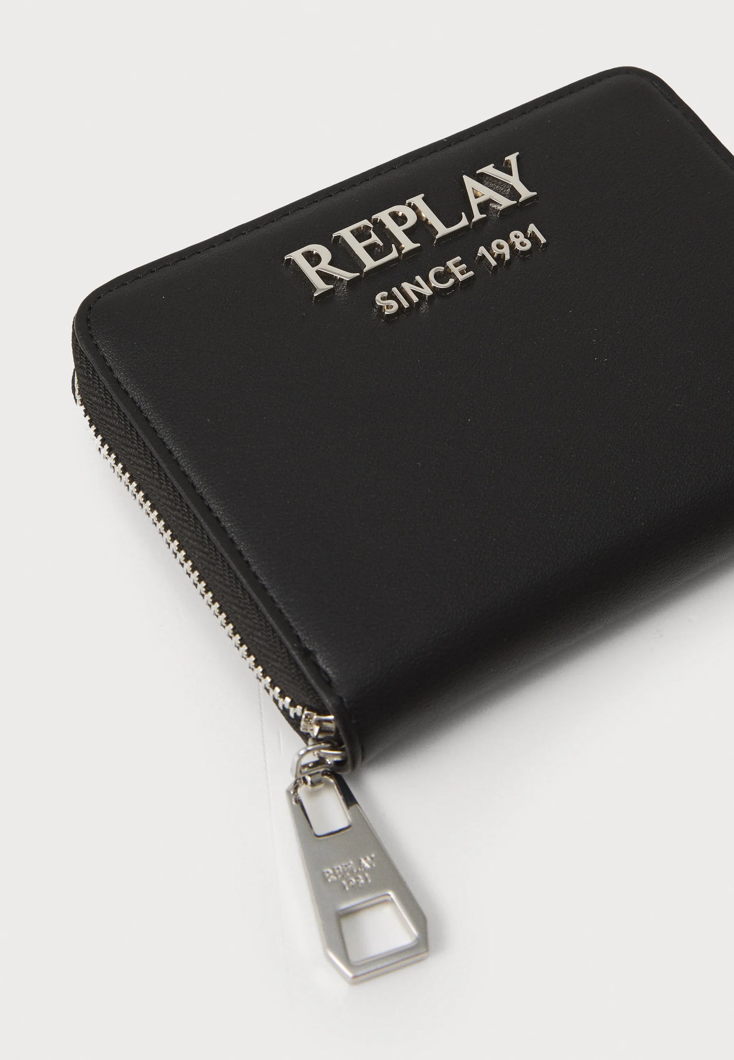 MONEDERO REPLAY SARAH 1981 LOGO  FW5368