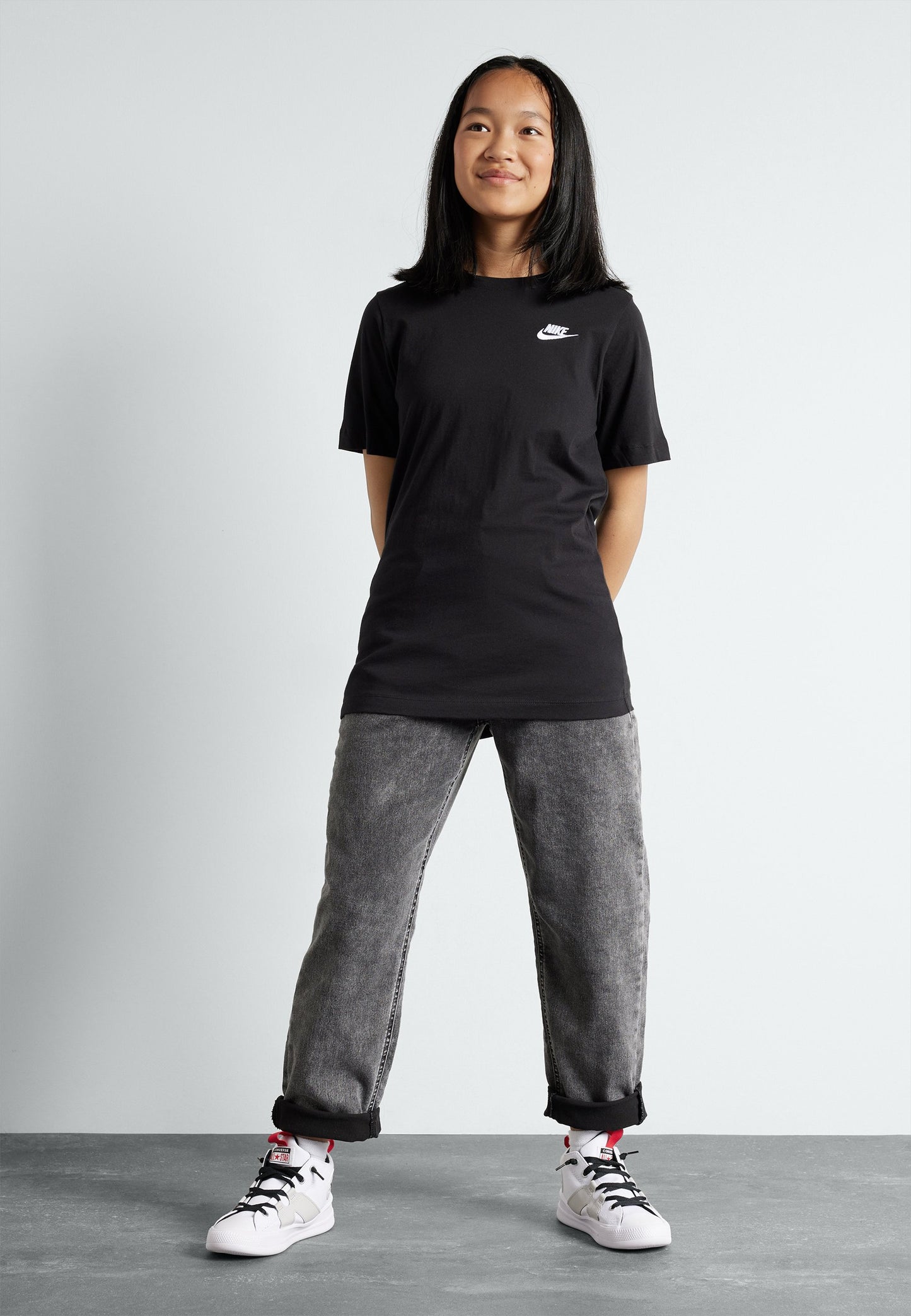 CAMISETA NEGRA NIÑA NIKE SPORTSWEAR AR5254-010