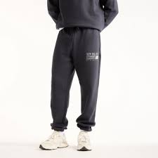 PANTALON NEW BALANCE HOMBRE REIMAGINED GRAPHIC JOGGERS MB62S1NT